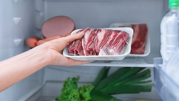 Rã đông trong ngăn mát tủ lạnh. Nhiệt độ của ngăn mát tủ lạnh là 3-5 độ C. Nhiệt độ này khiến đá trong thịt dần tan chảy, phản ứng oxy hóa và sự phát triển của vi sinh vật đều bị ức chế.