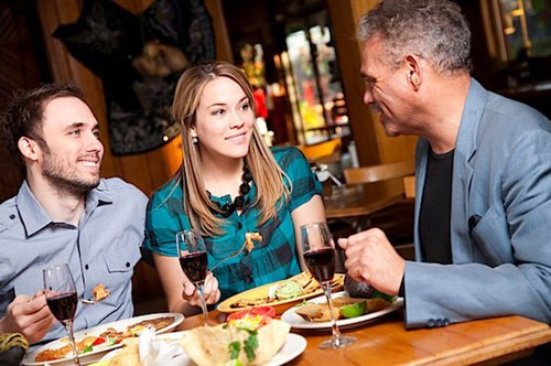 Nên nói chuyện nhiều trong khi ăn. Mải nói chuyện trong khi ăn sẽ khiến bạn xao nhãng việc ăn uống, nói đúng hơn là sẽ khiến bạn ăn ít hơn. Đây là thủ thuật của những người biết cách giữ trọng lượng trong những ngày lễ. Trò chuyện trong bữa ăn trong khi vẫn ăn những miếng nhỏ sẽ buộc bạn phải ăn chậm lại và dạ dày của bạn sẽ kịp phát tín hiệu để bạn nhận ra là mình đã no. Nhờ đó, bạn sẽ biết khi nào thì nên dừng ăn. Điều này rất có ích cho việc quản lý cân nặng của bạn.