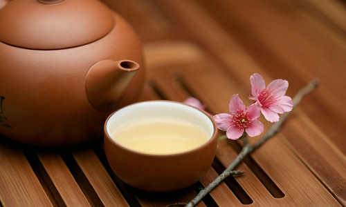 Uống trà. Bạn có biết rằng, nếu như hàng ngày, bạn thay thế cà phê latte hay sô cô la nóng bằng một tách cà phê hòa tan hoặc trà, bạn có thể bớt được từ 150 đến 500 calorie mỗi ngày. Qua giai đoạn ba tháng mùa đông, trước và sau kì nghỉ lễ, bạn có thể bớt được tổng cộng 21,000 calories tương đương 6 pounds chất béo cơ thể.