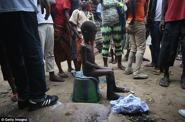 Vì bị nghi nhiễm Ebola nên cậu bé này bị lột trần, bỏ mặc giữa đường.