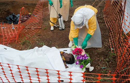 Một cô gái 33 tuổi qua đời do nhiễm Ebola, nhân viên y tế là những người duy nhất thay các thành viên trong gia đình viếng cô trước khi chôn cất.
