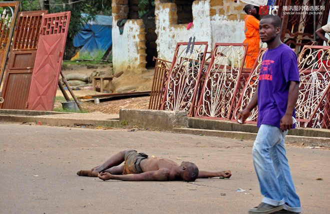 Người dân thờ ơ khi đi qua xác một thanh niên thối rữa giữa đường phố Liberia. Thậm chí, những con chó hoang còn tìm tới xác nạn nhân Ebola để ăn thịt. Thay vì đến khu cách ly, nhiều gia đình nạn nhân nhiễm virus Ebola đặt xác người thân của họ ngoài đường phố. "Sự sợ hãi bao trùm khắp nơi. Nếu một người ngã gục trên đường, mọi người phản ứng một cách hoảng loạn và không ai giúp người đó", một bác sĩ thuộc Tổ chức Bác sĩ không biên giới (MSF) tại Guinea, cho hay.