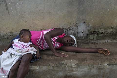 Một phụ nữ than khóc trước cái chết của người thân vì vi rút Ebola, ngoại ô thủ đô Monrovia, Liberia.