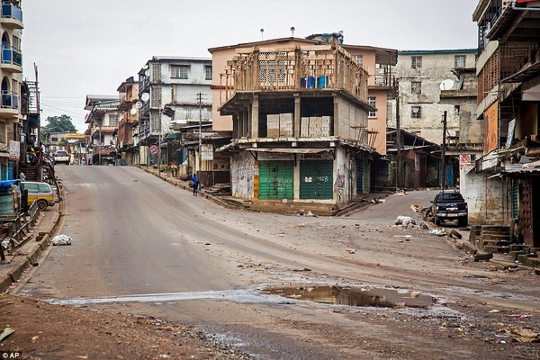 Ngày 19/9, Sierra Leone đã bắt đầu chiến dịch đóng cửa cả nước trong 3 ngày trong nỗ lực nhằm ngăn chặn đại dịch Ebola. Theo chiến dịch này, người dân Sierra Leone sẽ phải ở trong nhà trong vòng 3 ngày, nhân viên cảnh sát sẽ tăng cường tuần tra trên các con phố đông đúc tại các thành phố lớn.