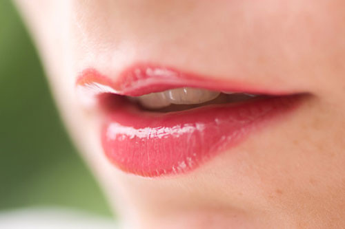 Dưỡng môi bóng khỏe. Hãy dưỡng ẩm đôi môi của bạn bằng cách thoa một chút dầu dừa lên môi trước khi ngủ. Vì dầu dừa có tính kháng khuẩn, chống oxy hóa và dưỡng ẩm rất tốt nên sáng ra bạn sẽ cảm nhận được sự mềm mại của đôi môi.