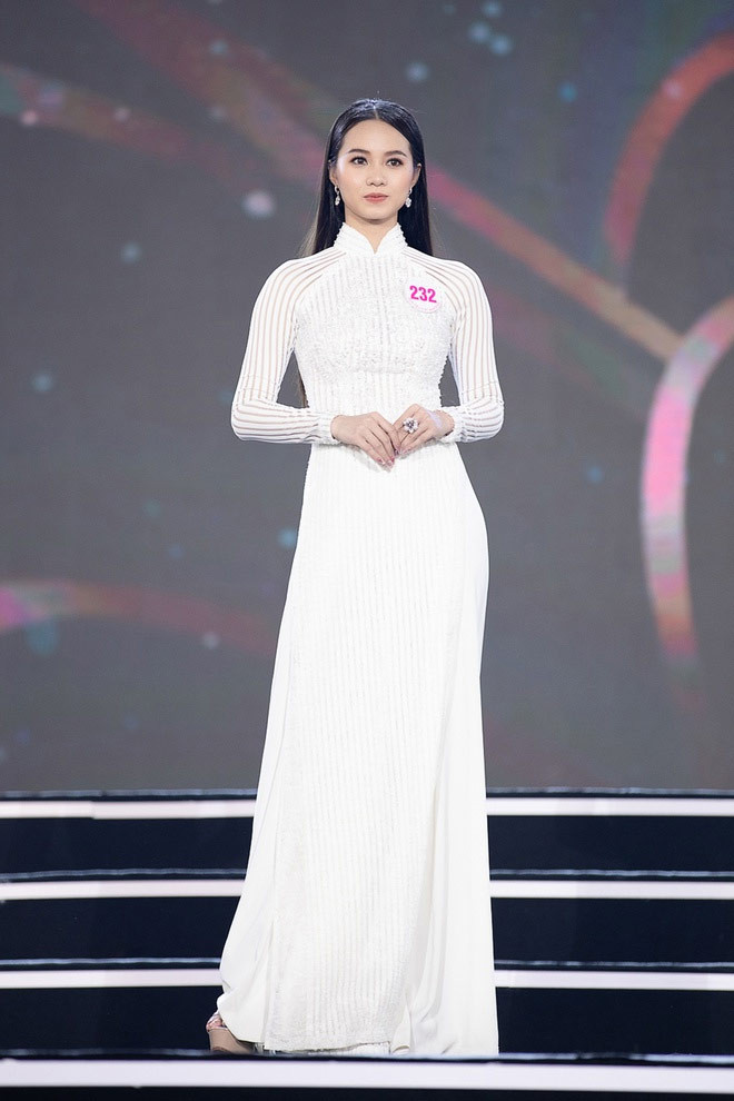 Nguyễn Thị Minh Trang nhận được nhiều lời khen ngợi trong màn dự thi với áo dài truyền thống.