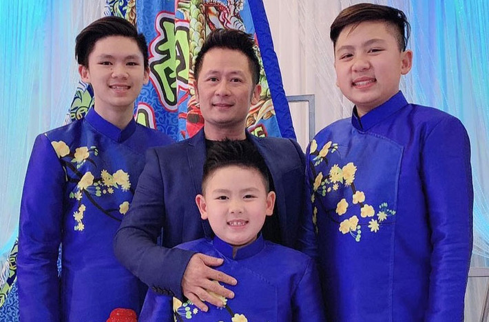 Cậu con trai thứ hai của nam ca sĩ tên Colin, sinh nămn 2006 và được nhận xét là có ngoại hình rất giống bố.