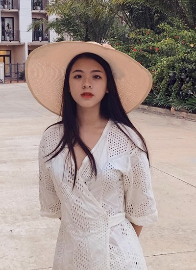 Hồng Khanh ở tuổi 15 đã ra dáng thiếu nữ xinh đẹp.
