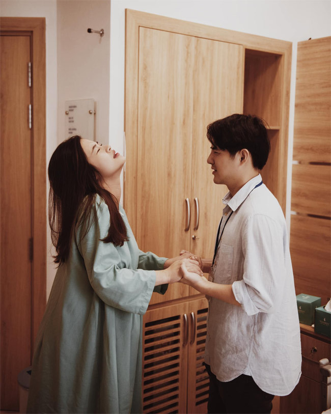 Ngày 26/10 Đông Nhi vào viện sinh con. Bên cạnh cô luôn có Ông Cao Thắng bên cạnh. Mới đây, trọn bộ ảnh Đông Nhi đi đẻ đã được hé lộ.