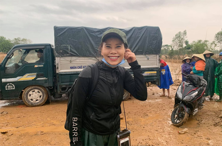 Hơn 10 ngày nay, mẹ Hồ Ngọc Hà, bà Ngọc Hương rong ruổi khắp các nẻo đường miền Trung để cứu trợ bà con vùng lũ.