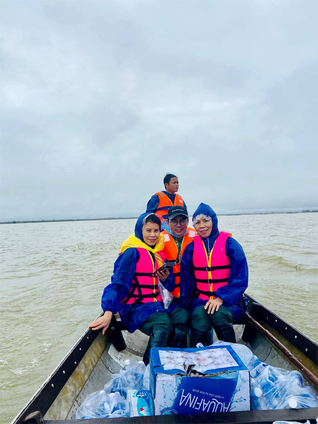 Tuổi cao nhưng bà Ngọc Hương không kém gì các thanh niên khi vượt mọi địa hình khó khăn để tới với bà con vùng lũ.