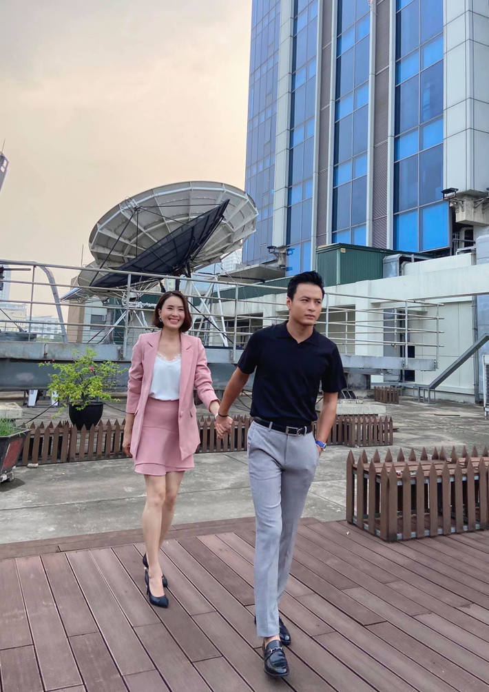 Nữ diễn viên chia sẻ vui: "10 năm cho một cuộc lật đổ ngôi vị. Phim này em ở cửa trên nhé ạ, cảm thấy vui vui gì đâu... đứng trên cao gió mát lồng lộng... nhưng không hiểu có bị trúng gió độc không ạ".