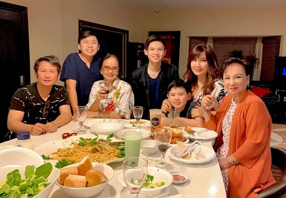 Không riêng Bằng Kiều và vợ cũ mà hai bên thông gia vẫn giữ mối quan hệ tốt đẹp sau khi các con ly hôn.