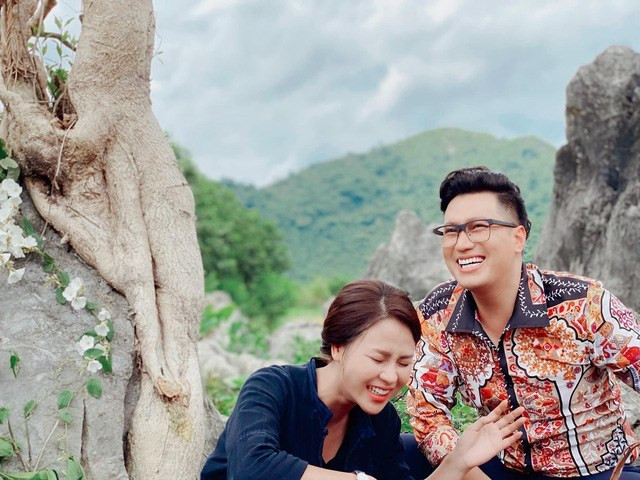 Nữ chính không nhịn được cười ở hậu trường khi diễn cảnh tình cảm với Việt Anh.