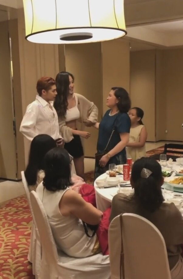 Mới đây, Mai Phương Thúy bị chỉ trích rất nhiều khi xuất hiện trong buổi gặp mặt mẹ Noo Phước Thịnh với trang phục áo crop top và quần đùi bó sát. Ngay sau đó Mai Phương Thúy có giải thích cô không kịp thay trang phục mà mặc nguyên bộ quần áo đi quay quảng cáo tới dự sinh nhật nam ca sĩ.