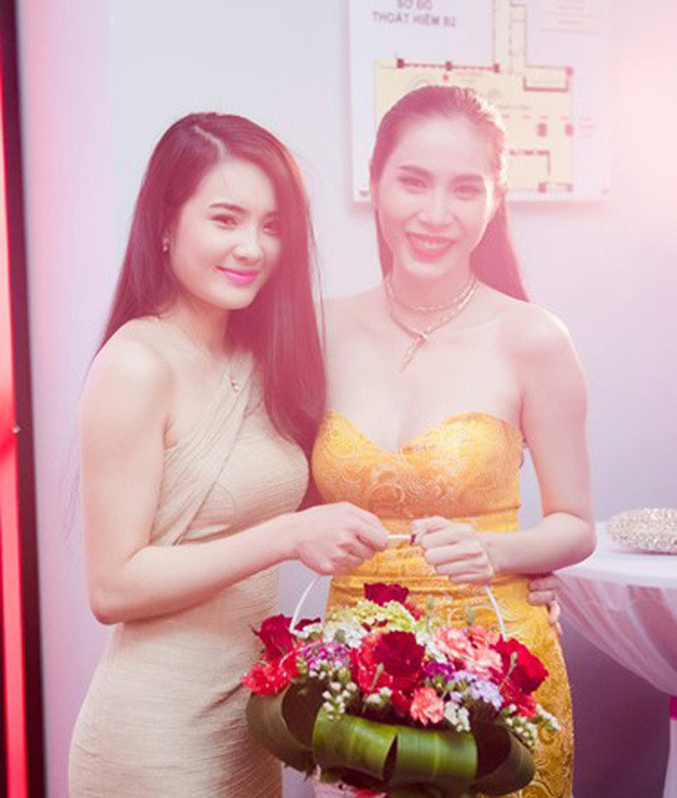 Khánh Chi, em chồng Thủy Tiên cũng là người vun đắp cho quan hệ của giọng ca Ngôi nhà hạnh phúc và anh trai. Chính Khánh Chi là cầu nối giúp anh trai và cô ca sĩ nổi tiếng nên duyên.