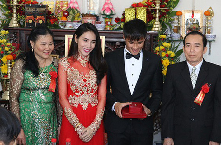 Sáu năm làm dâu, dù không sống chung với mẹ chồng, chỉ thỉnh thoảng về thăm mẹ ngày lễ Tết, nhưng Thủy Tiên lại rất được mẹ chồng cưng chiều.