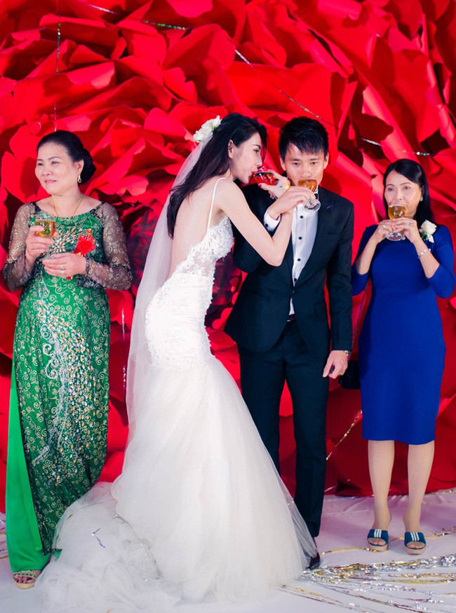 Không phải là người mồm miệng đỡ chân tay, thậm chí là người ít nói nhưng Thủy Tiên được mẹ chồng yêu quý vì bà coi cô là thần tượng.