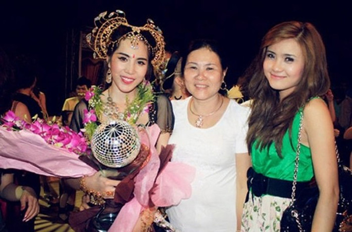 Vào những ngày lễ Tết, dù bận tới cỡ nào, Thủy Tiên cũng mua quà gửi về cho mẹ và gọi điện chúc mừng. “Thủy Tiên rất quan tâm đến tôi. Nó gọi điện về hỏi thăm tôi suốt”, mẹ Công Vinh khen con dâu.