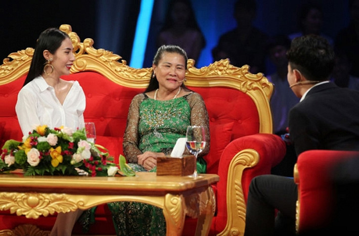 "Trong mắt cô, con dâu là một người cô thần tượng… Cô là người Nghệ An, con dâu cô người miền Tây. Con dâu cô ít nói nhưng rất quan tâm đến mẹ chồng. Quan tâm thứ nhất về sức khỏe, động viên mẹ thường xuyên", mẹ chồng Thủy Tiên chia sẻ trong một talk show năm 2018.