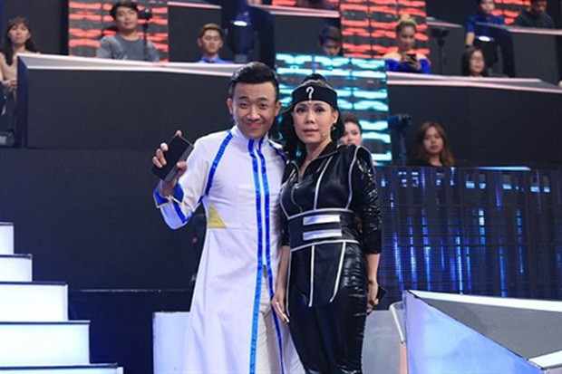 Trong chương trình "Song đấu" năm 2016, Trấn Thành gây phản ứng dữ dội khi đùa quá trớn. Theo đó, nam danh hài đã khen chú chó "vừa đẹp, vừa giỏi" và giống Việt Hương như hai chị em vì "vừa đen, vừa cột tóc cao".