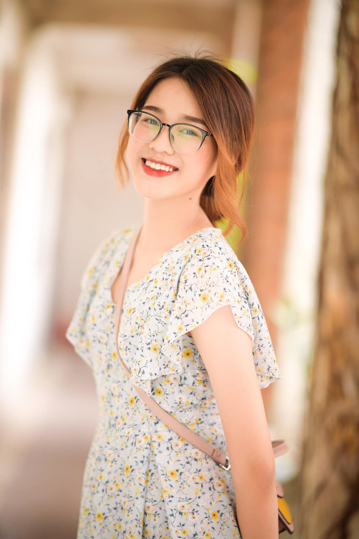 Đỗ Thị Hà luôn tự tin với lợi thế đôi chân dài, vóc dáng thanh mảnh cùng nụ cười tỏa nắng của mình.