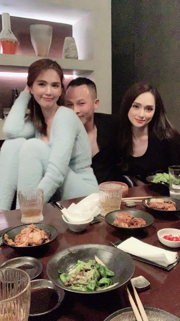 Trong loạt ảnh được Vũ Khắc Tiệp chia sẻ gần đây, dân tình không khỏi hoang mang khi chứng kiến cảnh ông trùm chân dài và gà cưng của mình là Ngọc Trinh có những hành động thân thiết đến mức có vẻ hơi "lố" ở một buổi tụ họp ăn uống.