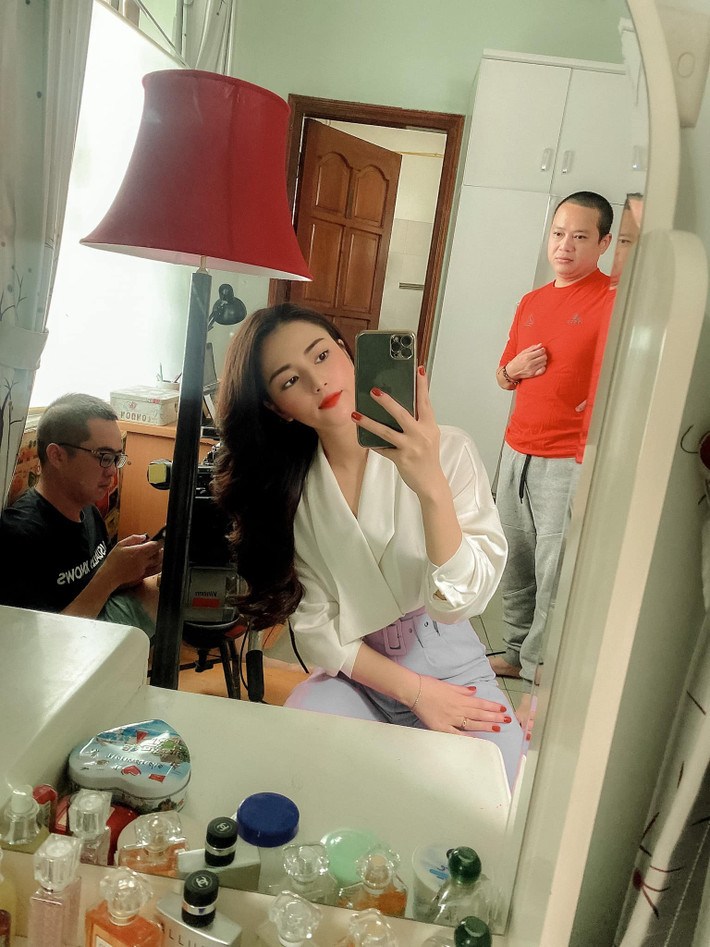 Thời gian gần đây, Việt Hoa gây chú ý khi góp mặt liên tiếp trong những bộ phim truyền hình hot trên VTV như: "Cô gái nhà người ta", "Những ngày không quên" và mới đây nhất là "Trở về giữa yêu thương".