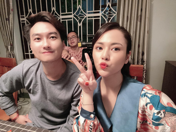 Việt Hoa và Anh Tuấn (vai Hoàng - con trai ông Phương) đóng cặp vợ chồng trẻ có nhiều xung đột và sóng gió trong phim.