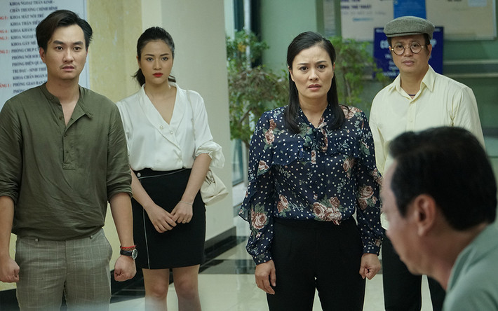Trong phim "Trở về giữa yêu thương" mới lên sóng VTV, Việt Hoa vào vai Yến, con dâu ông Phương (NSND Hoàng Dũng). Ảnh: VTV.