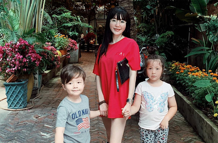 Cadie Mộc Trà và Alfie Túc Mạch được mẹ Elly Trần sinh cách nhau 1 năm. Giờ Mộc Trà đã lên 6 còn em trai cũng 5 tuổi.