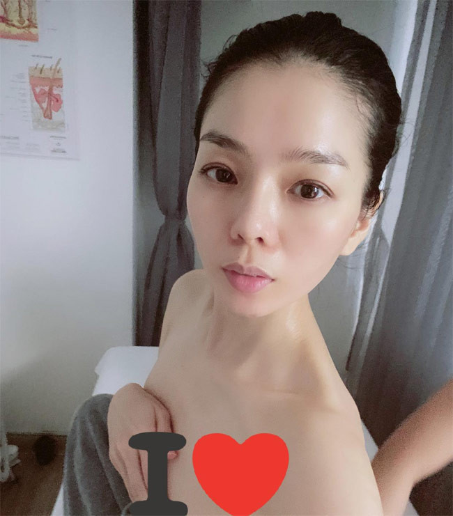 Để mặt mộc, nữ hoàng phòng trà vẫn xinh đẹp và trẻ trung.