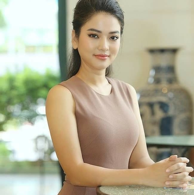 Trong "Lửa ấm", Thúy Hằng vào vai Thủy - một bác sĩ tận tâm và giỏi chuyên môn. Thủy có cuộc sống hôn nhân hạnh phúc với Minh (Trương Minh Quốc Thái) - đội trưởng đội cứu hỏa.