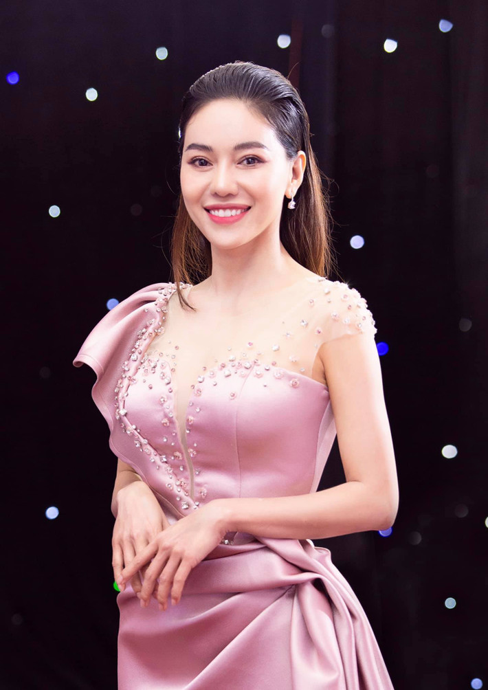"Bà trùm hoa hậu" sở hữu phong cách thời trang tinh tế, thanh lịch và gợi cảm.
