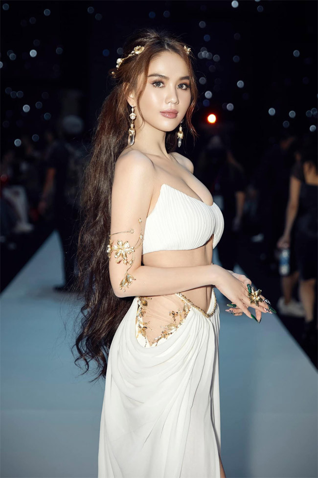 Bộ váy không chỉ bó chặt vòng 1 của Ngọc Trinh mà đôi khi còn khiến cô phải loay hoay chỉnh sửa để khỏi hớ hênh.