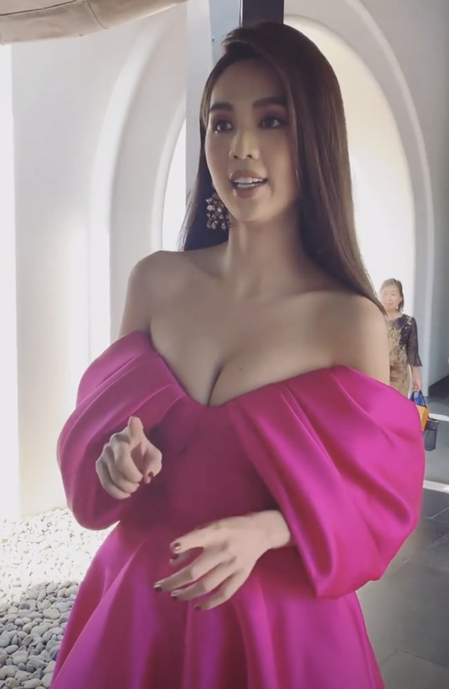 Chiếc váy hồng trễ nải của nhà thiết kế Lê Thanh Hòa giúp "nữ hoàng nội y" khoe vòng 1 hết cỡ.