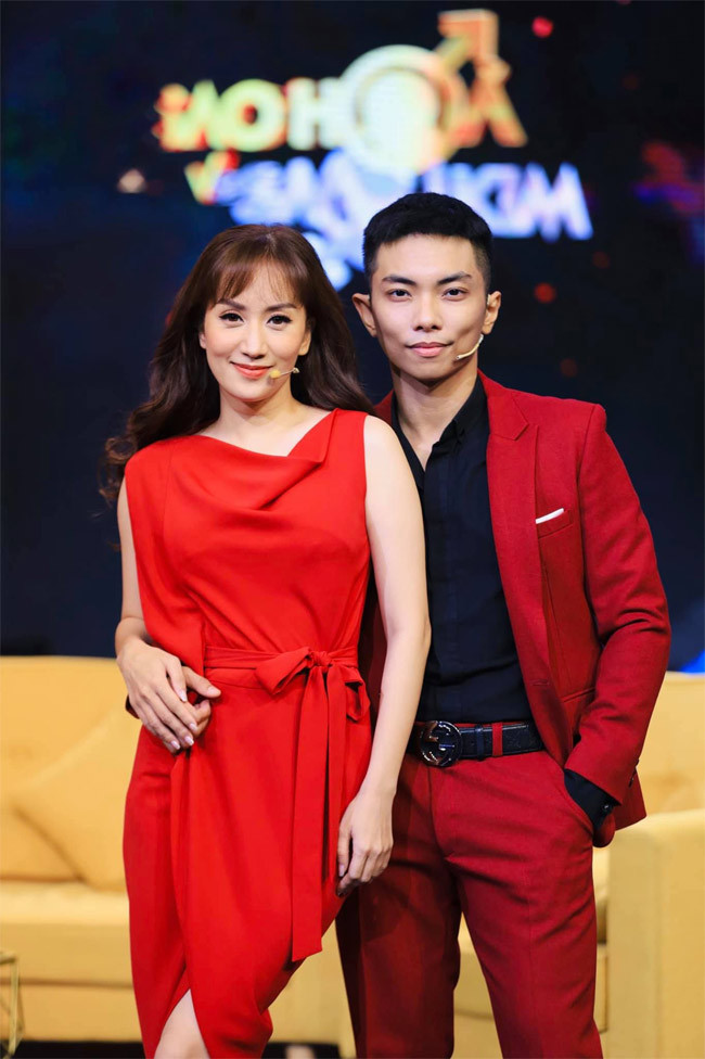 Không chỉ thế, chồng trẻ còn rất tâm lý với Khánh Thi. Anh thường xuyên tặng quà cho vợ.