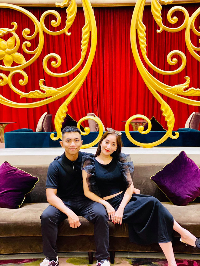 Cách đây 5 năm, vì không muốn Khánh Thi kém người khác khi lên truyền hình làm giám khảo, Phan Hiển đã mua chiếc nhẫn kim cương trị giá 500 triệu tặng cô.