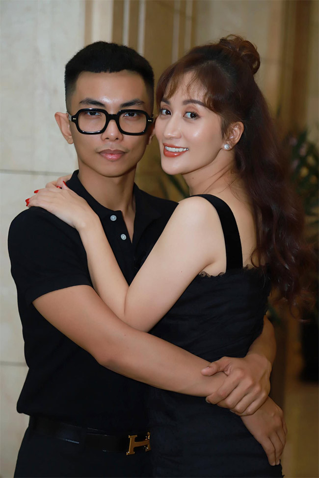 Mặc cho những hoài nghi của người đời, Khánh Thi và Phan Hiển đã chứng minh cho mọi người thấy tuổi tác không phải là vấn đề của tình yêu hay hôn nhân.