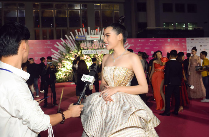 Nhiều người nghi ngờ những bức ảnh trên trang cá nhân của Kỳ Duyên đã được chỉnh sửa nên phần vai của cô khác hẳn so với hình ảnh chụp trên sân khấu.