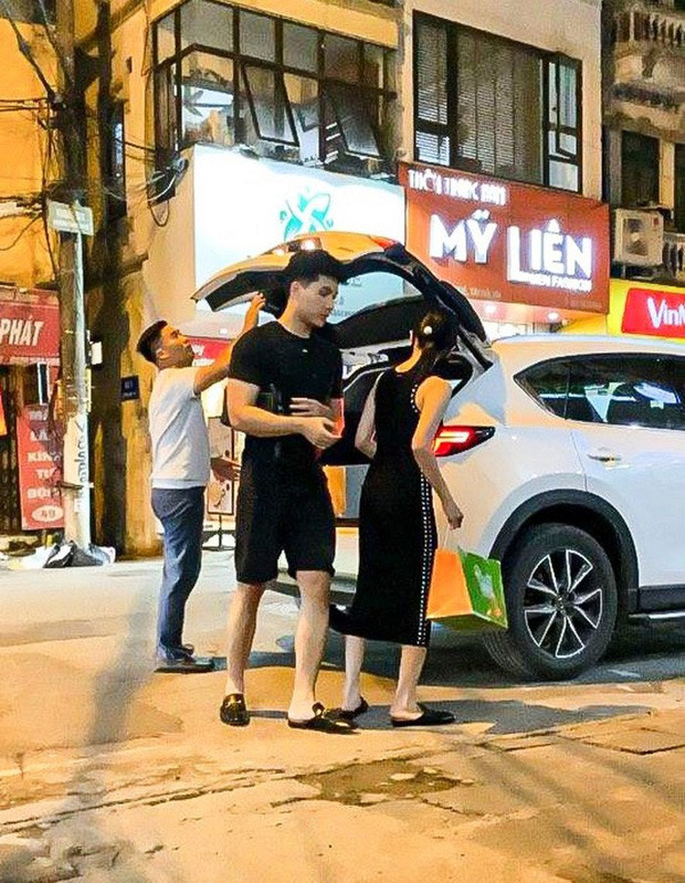 Tháng 8/2020, Lệ Quyên bị bắt gặp đi chơi tình tứ với nam người mẫu trẻ Lâm Bảo Châu.