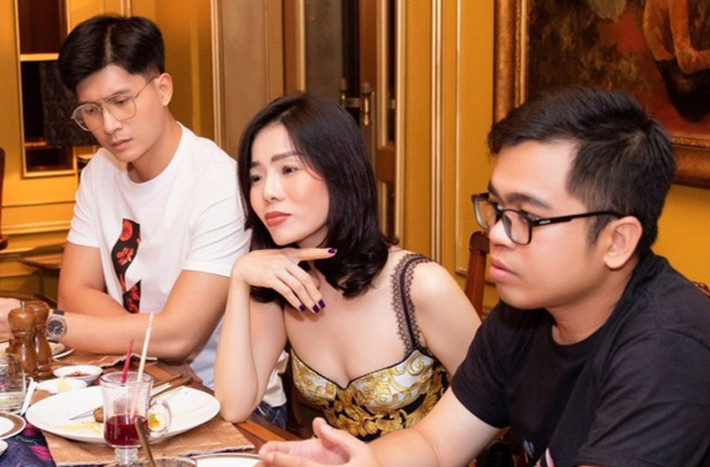 “Tôi biết chị Lệ Quyên lâu lắm rồi, từ khi còn nhỏ tôi đã nghe rất nhiều bài hát của chị. Bên cạnh đó, hai chị em đều là người Hà Nội nên dễ dàng tìm thấy sự đồng điệu trong nghệ thuật. Cơ duyên là khoảng hơn một năm trước, tôi và chị Quyên nhận được lời mời tham gia đóng cùng một TVC nhưng vì nhiều lý do mà dự án đó phải bị hoãn lại. Nhờ vậy mà tôi mới có cơ hội quen biết một đàn chị làm việc cực kỳ chuyên nghiệp như chị Lệ Quyên”, nam người mẫu sinh năm 1993 từng chia sẻ khi được hỏi về mối quan hệ với Lệ Quyên.
