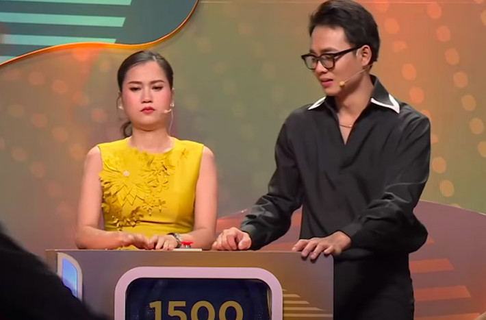 Mới đây, Lâm Vỹ Dạ trở thành đề tài bàn cãi khi bị cho là thể hiện thái độ cục cằn khi tham gia tập 2 chương trình “Khuôn mặt đáng tin”.
