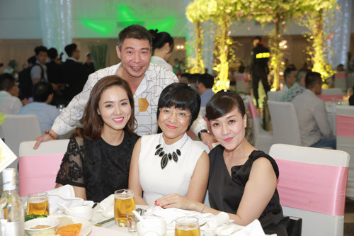 Công Lý bên tình mới lẫn vợ cũ tại đám cưới MC Thành Trung năm 2017. Ảnh: Dân Việt.