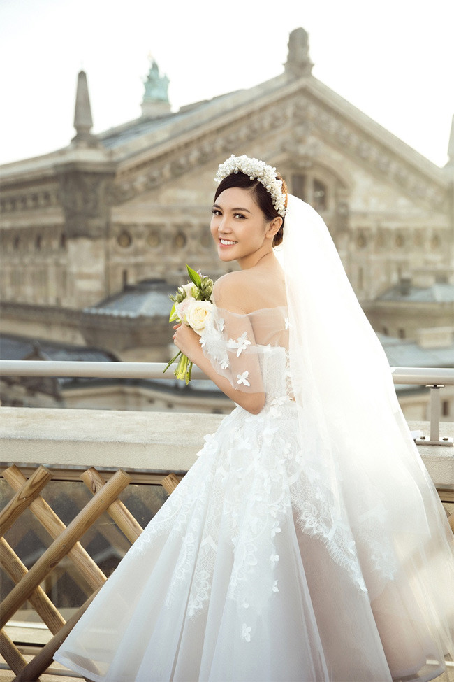Người đẹp bật mí trong thời gian hẹn hò, cô được người yêu chiều chuộng, tặng xe hơi, đồ hiệu và thường xuyên đưa cô đi du lịch nước ngoài.