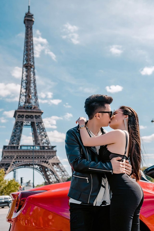 Hai vợ chồng nam diễn viên Trọng Hưng đã rất chịu chơi khi bỏ ra số tiền không nhỏ bay sang Pháp chụp ảnh kỷ niệm dưới chân tháp Eiffel.