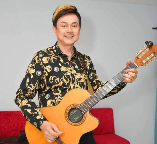 Nghệ sĩ Chí Tài bắt đầu hoạt động nghệ thuật ở trong nước từ năm 1976 với vai trò một nhạc công ghi ta. Năm 1981, anh sang Mỹ sinh sống và bắt đầu đi diễn khắp các sân khấu tại hải ngoại.