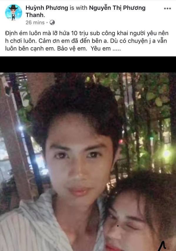 Cuối tháng 9/2019, Huỳnh Phương FAP TV công khai yêu Sĩ Thanh, giữ đúng lời hứa với khán giả sẽ tiết lộ bạn gái khi kênh youtube nhận nút kim cương. Đồng thời, nam diễn viên muốn cho Sĩ Thanh thấy anh luôn ở bên cạnh động viên giữa lúc nữ ca sĩ đang bị bủa vây bởi scandal "đập hộp" hàng "fake".