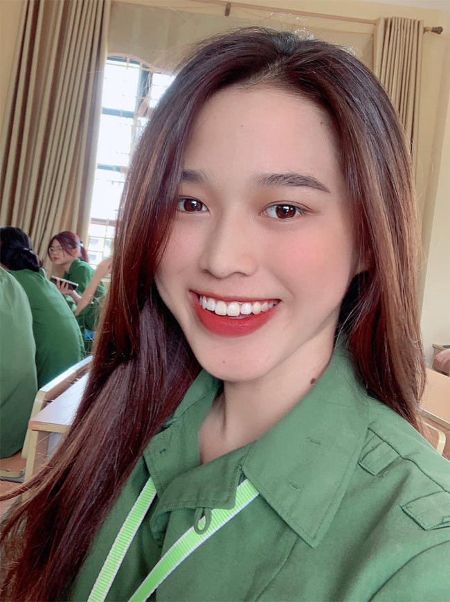 Thậm chí, cư dân mạng còn so sánh hàm răng của tân Hoa hậu Việt Nam với Hoa hậu Việt Nam 2016 Đỗ Mỹ Linh lúc mới đăng quang.