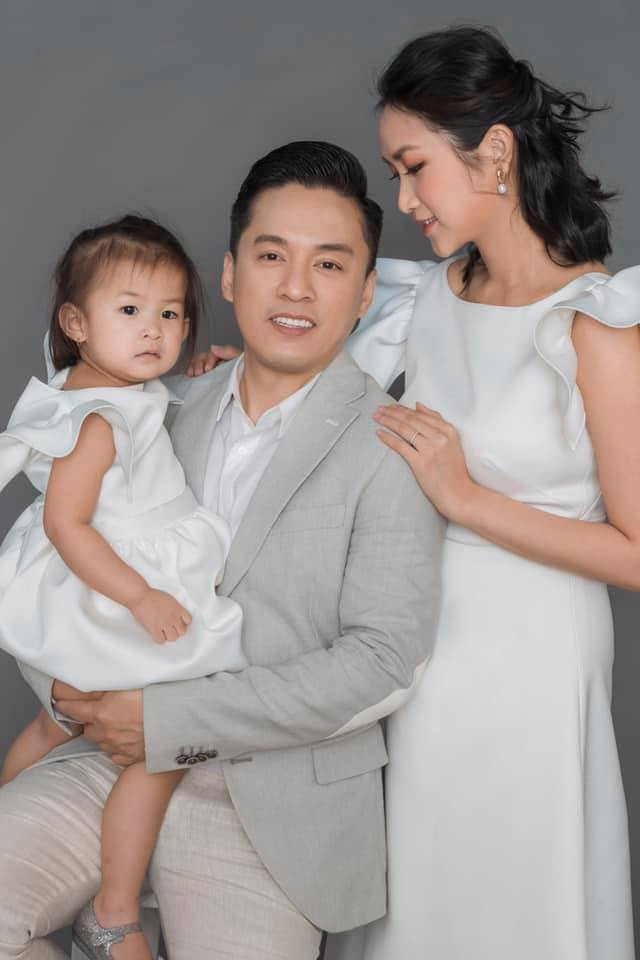 "Mình chọn không đi làm văn phòng, kinh doanh mở rộng chỉ bán lai rai để bản thân đỡ cảm thấy ăn không ngồi rồi. Đôi khi không biết có phải do mình không có cầu tiến hay mình sợ mình sẽ ít có thời gian dành cho con và không thể trực tiếp đưa đón con đi học. Một người trong gia đình đi kiếm tiền là đủ và sẽ yên tâm hơn”, Yến Phương tâm sự.